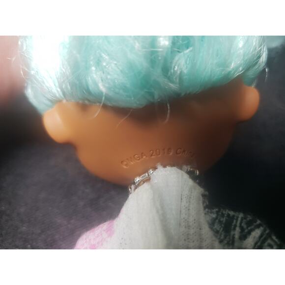 MGA Entertainment LOL Lady Diva, Winter Chill Icy Gurl Candylicious Fashion Doll - Picture 5 of 7